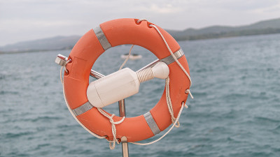 海面上的救生圈。库存图片