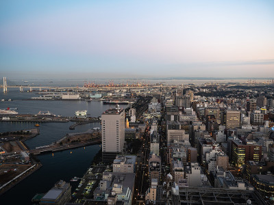 日本横滨的风景。黄昏时分的大海、城市和厂区景色。