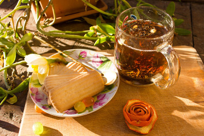 波西米亚风格的花茶和饼干