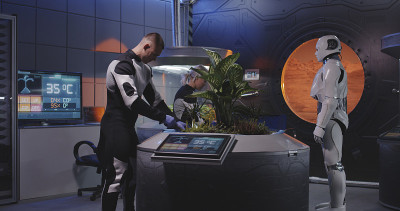 生物学家和机器人在火星基地种植幼苗