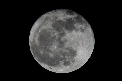 漆黑夜晚的满月