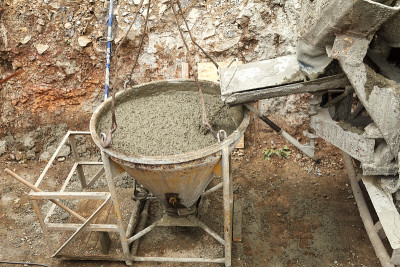 在房屋建筑中浇筑混凝土