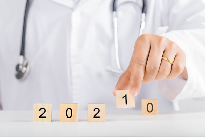 医生手拿着2021年的积木。新年健康理念。
