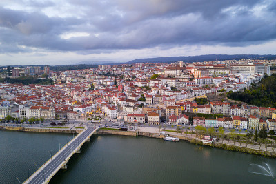 Coimbra无人机俯瞰日落时的葡萄牙蒙台哥河和美丽的历史建筑