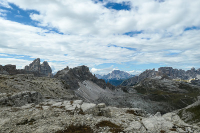 Oberbachernspitze -意大利白云石山谷的全景。山坡上有一座巨大的山