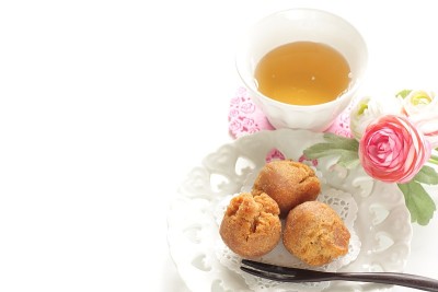 冲绳美食，甜甜圈球放在木盘子里