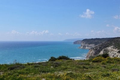 从塞浦路斯库里昂海滩的岩石上俯瞰大海。从Limassol区(Lemessos)的古部分Kourion
