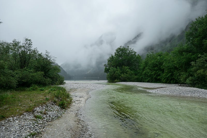 利奥波德施泰纳湖-奥地利的利奥波德施泰纳湖田园风光。湖被高山环绕，浓雾笼罩。多雨的天气。