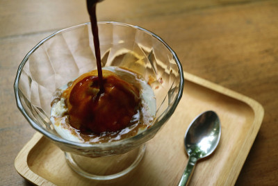 将香浓咖啡倒在香草冰淇淋上，品尝美味的Affogato
