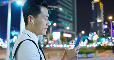 亚洲男人戴着无线耳机
