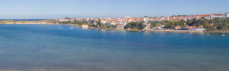 米拉河全景在Vila Nova de Milfontes