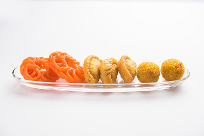 印度甜Jalebi/Imarti, Laddu和Gujiya一起在白色背景或与礼物。有选择性的重点