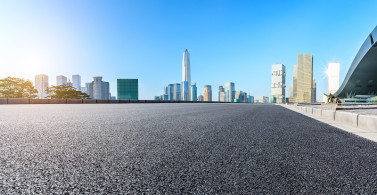 空旷的沥青路和现代化的城市天际线在深圳全景