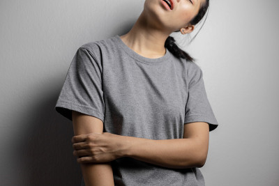 肘部疼痛的女性。