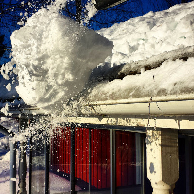清理屋顶积雪