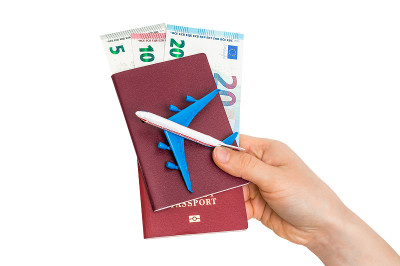 飞机，护照和金钱在女性的手旅行概念