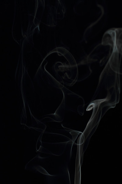 黑色背景上的白色烟雾纹理