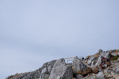 白色鸟居门和基索马山顶的岩层