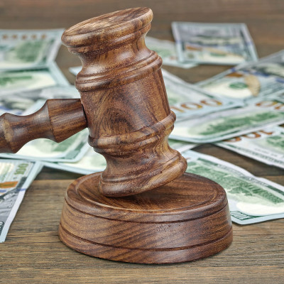 金融犯罪或拍卖概念与木槌和金钱背景