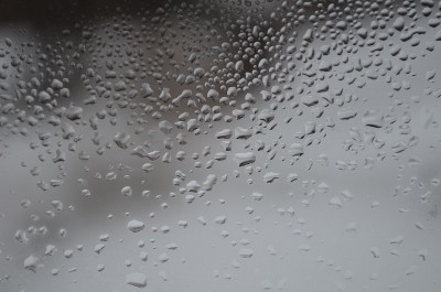 玻璃上的水滴