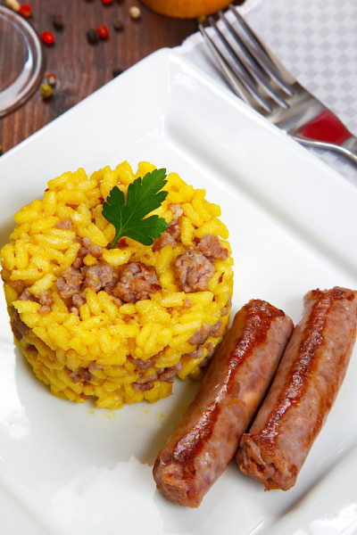 香肠和藏红花调味饭