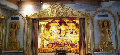 印度教神Jagannath, Balaram和女神Subhadra的偶像装饰在拉斯雅特拉节期间从Ja