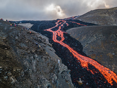 在冰岛法格拉达尔火山喷发的熔岩上飞行，冰岛
