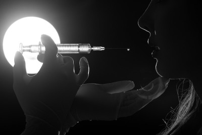 手套给女性注射注射器美血清