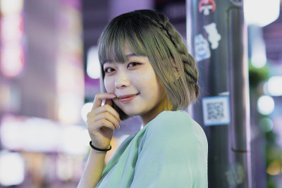 一名年轻女子晚上在东京摆造型