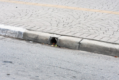 有排水沟的人行道和街道