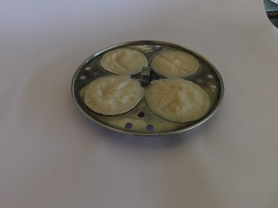 盘子(Idli)在一个碗孤立的白色背景的特写