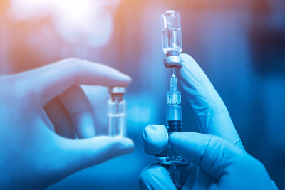 疫苗瓶剂量流感针剂针筒，医学概念接种疫苗皮下注射治疗疾病护理医院预防免疫疾病疾病婴儿背景。库存图片