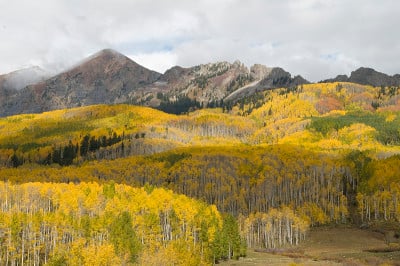 红宝石山和阿斯彭格罗夫由Kebler Pass