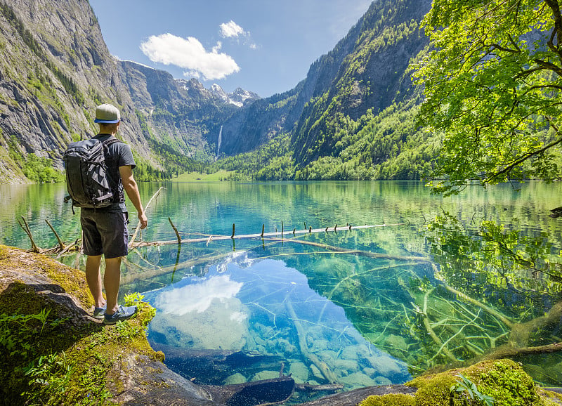 夏天，德国巴伐利亚，年轻的徒步旅行者站在欧伯湖岸边