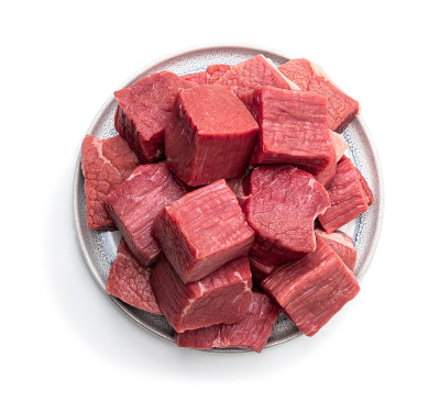 新鲜的生牛肉在陶瓷板上孤立白色