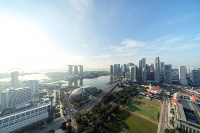 新加坡滨海湾城市天际线和城市景观鸟瞰图。