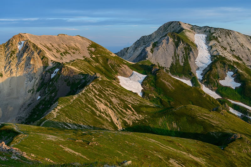 夏山和雅阁山的日落