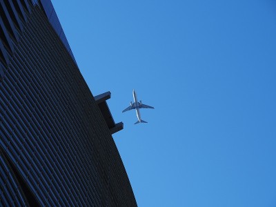 在大楼上空低空飞行的客机