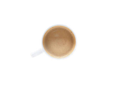 俯视图浓缩咖啡在一个白色陶瓷杯孤立的白色背景。
