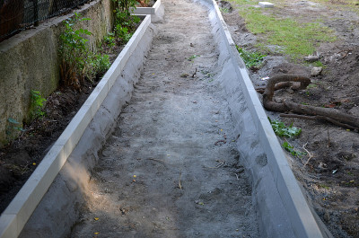 行人人行道的建设始于疏浚路基和在混凝土中设置混凝土路缘。然后是压实的骨料