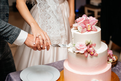 新婚夫妇在切结婚蛋糕