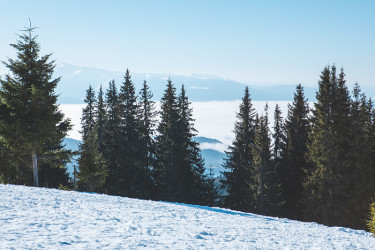 冬季雪山的全景