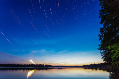 湖面上的夜空