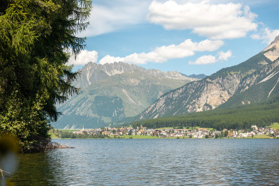 阿尔卑斯山山脉和海德湖的迷人景色