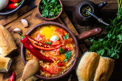 智利的食物。“Picante Caliente”或“辛辣的”，搭配洋葱、番茄、辣椒和鸡蛋