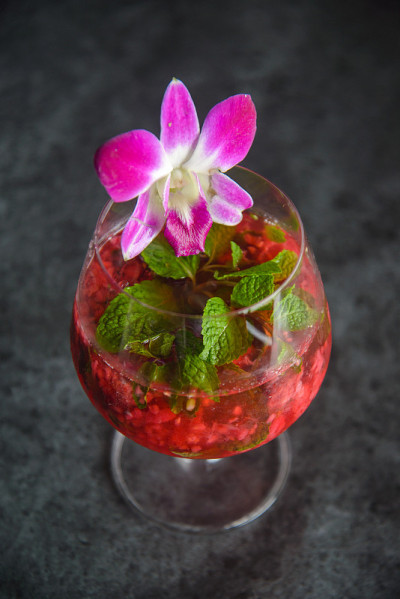 红色兰花鸡尾酒