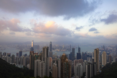 从维多利亚山顶俯瞰香港市区和维多利亚港