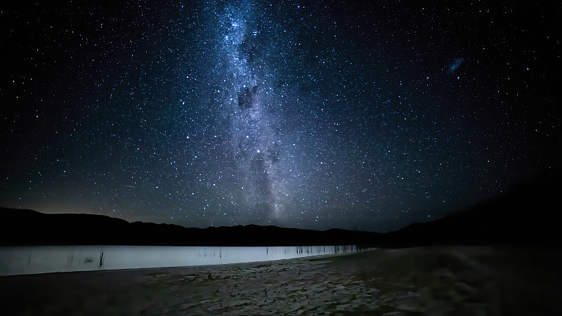 在澳大利亚维多利亚州的格兰扁国家公园的山上，一个晴朗的星空之夜的银河。