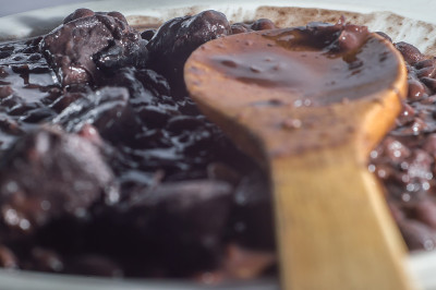 巴西feijoada，木勺式的巴西feijoada