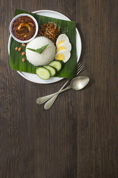 马来西亚的传统食物“Nasi Lemak”放在质朴的木制桌面上。
